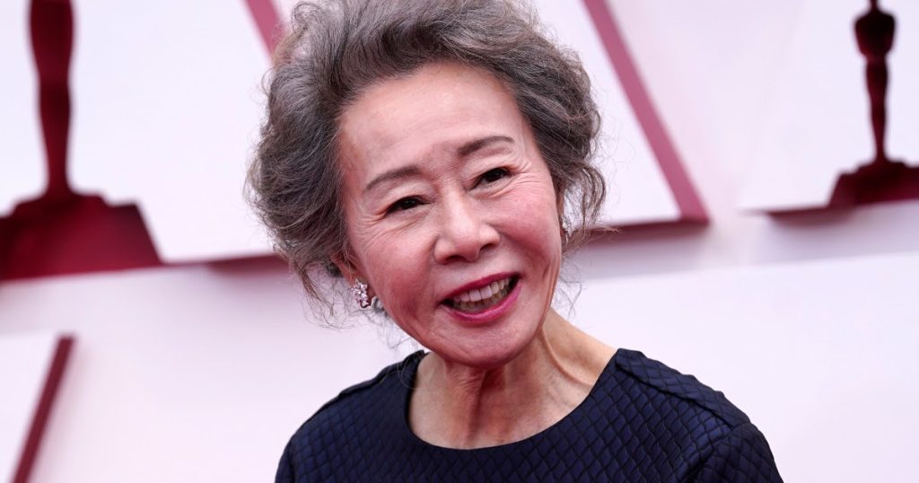 Youn Yuh Jung, de “Minari”, devient la première actrice coréenne à remporter un prix d’interprétation aux Oscars.