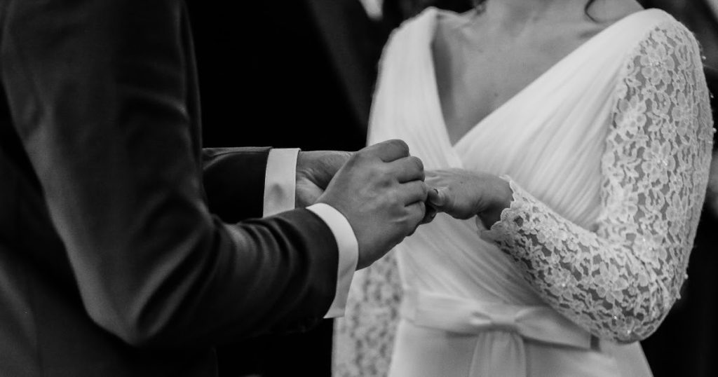 Une ville coréenne fait l’objet de critiques massives pour son “projet de mariage transnational”, qui consiste à mettre en relation des hommes âgés célibataires avec de jeunes étudiants internationaux du Vietnam.