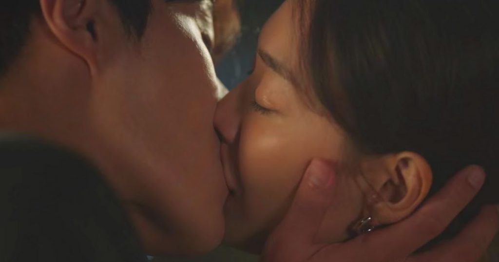 La scène de baiser torride de l’acteur Kim Seon Ho et de l’actrice Shin Min Ah dans “Hometown Cha-Cha-Cha” apporte la chaleur et le cœur.