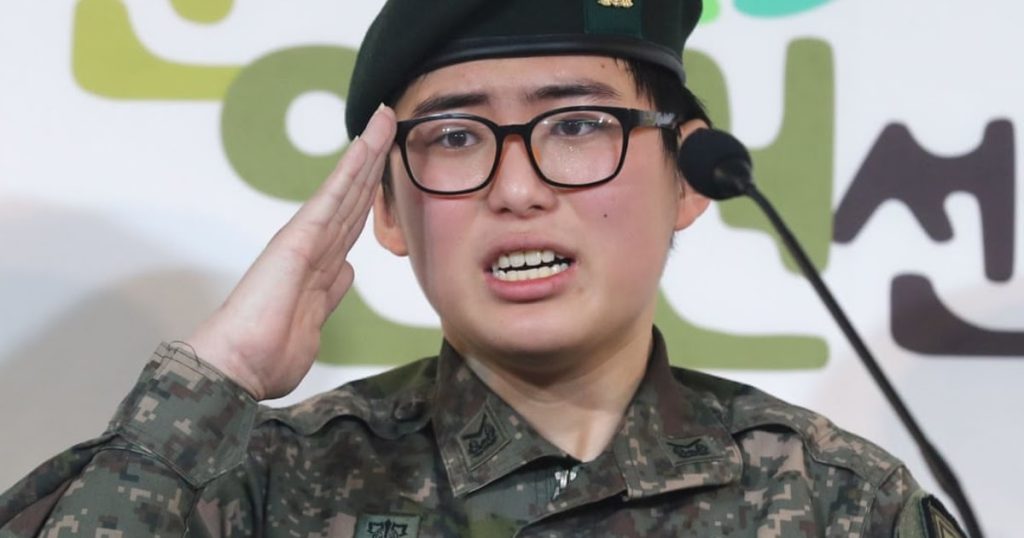 Un soldat transgenre décédé obtient une décision de justice concernant son renvoi forcé de l’armée coréenne.