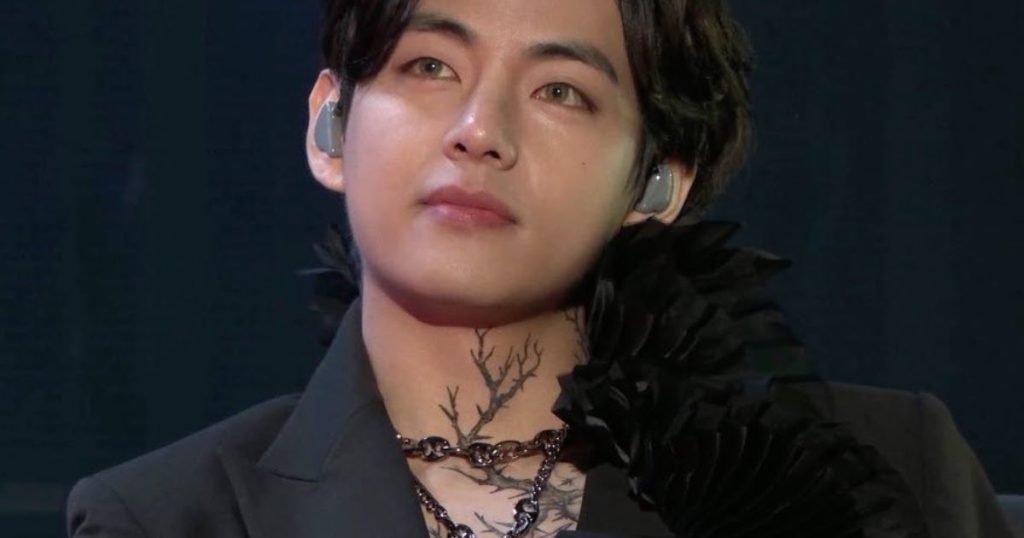 V. de BTS s’excuse pour sa blessure et son incapacité à danser lors de leur concert, mais les fans sont plus fiers que jamais.