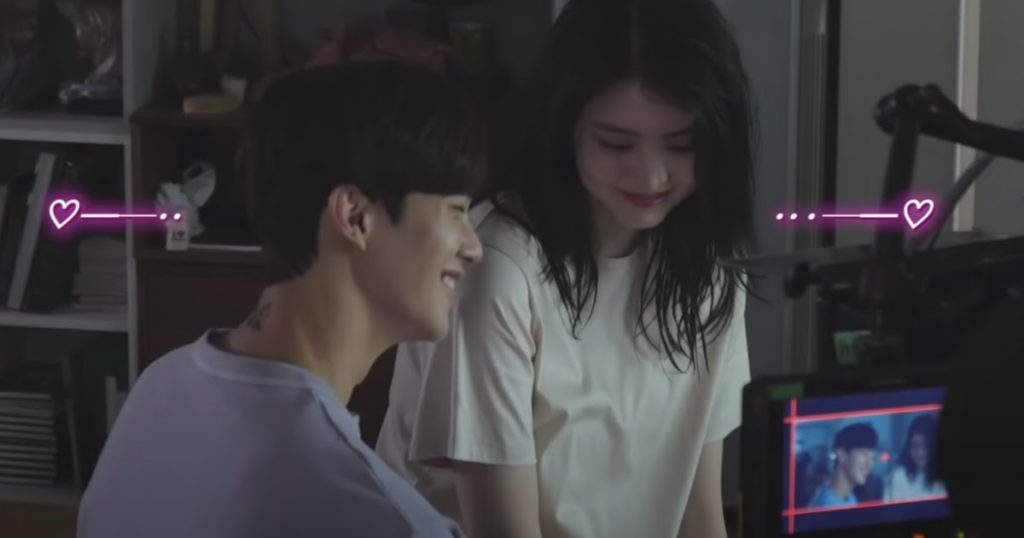 Song Kang demande à Han So Hee s’il doit l’embrasser “sur les lèvres” malgré les ordres du directeur pour un baiser sur les joues.