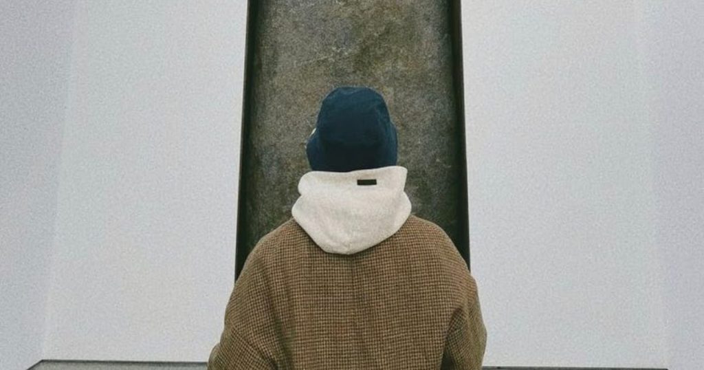 La rencontre d’un employé de musée avec RM de BTS attire l’attention en ligne