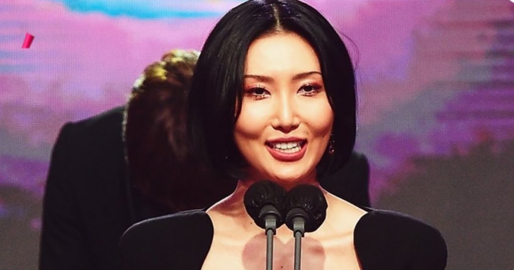 Hwasa de MAMAMOO s’affiche en VERSACE aux 2021 MBC Entertainment Awards.