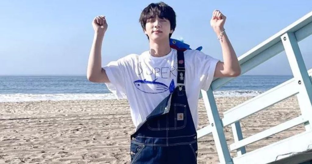 La référence de BTS Jin à la mer de l’Est dans les paroles de “Super Tuna” suscite des avis partagés entre les internautes japonais et coréens.