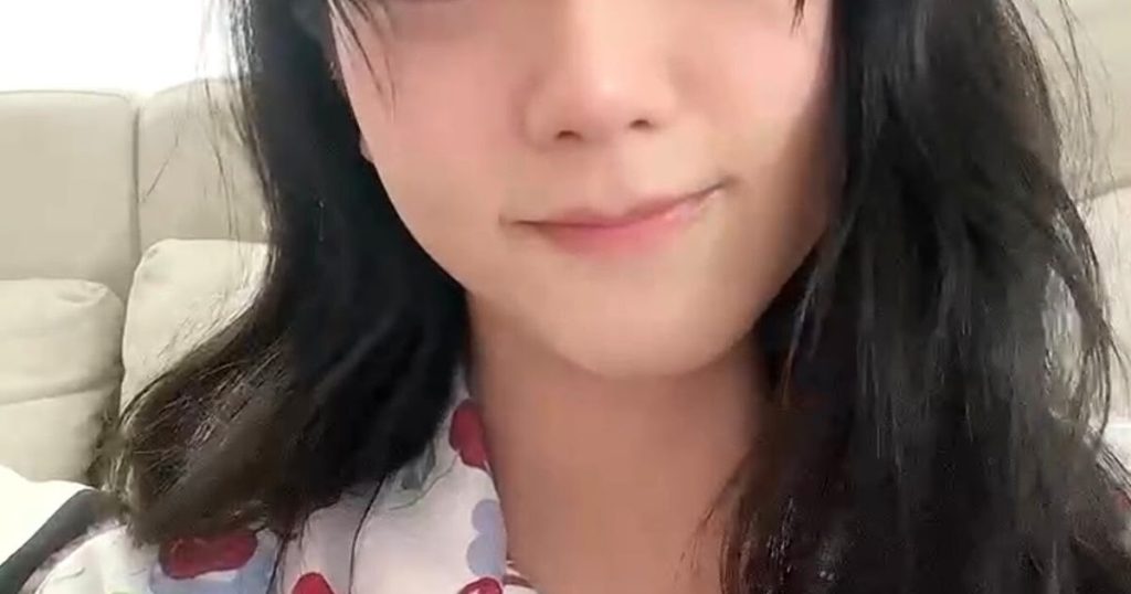 Jisoo, de BLACKPINK, accueille ses fans sans maquillage, avec une tête de lit et un pyjama – et elle est toujours parfaite.