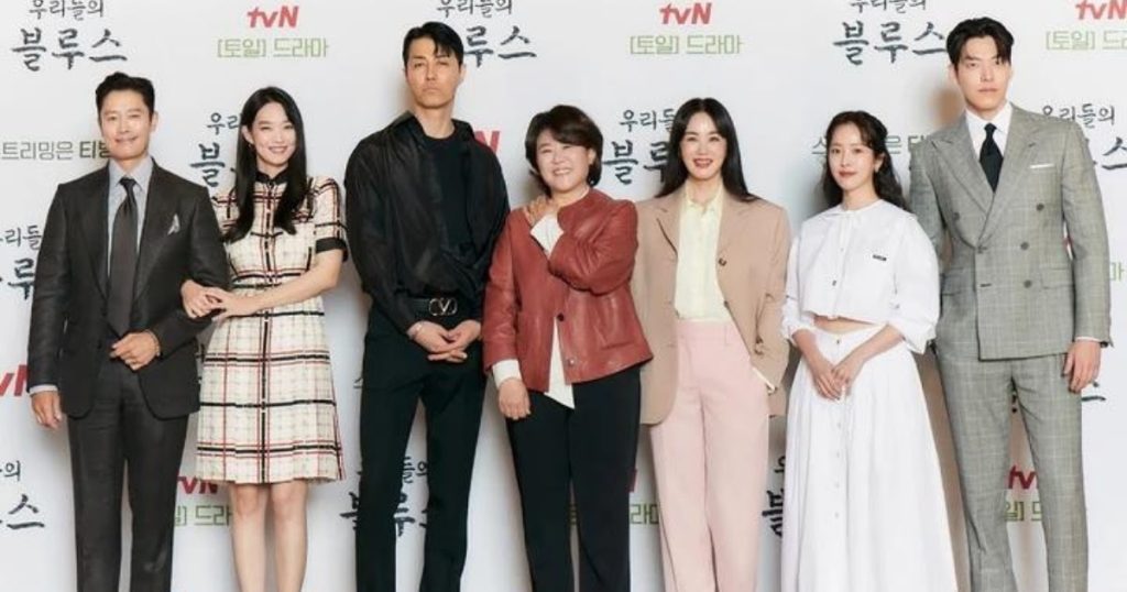 Les internautes réagissent à la conférence de presse de “Our Blues” tandis que Shin Min Ah et Kim Woo Bin volent la vedette.