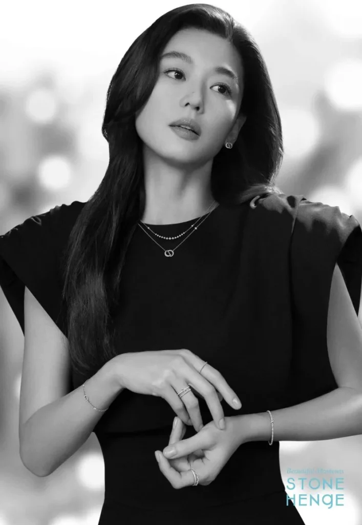 Actress Jun Ji Hyun showed off a timeless beauty and elegnace in a black-and-white pictorial for Stonehenge’s Spring Collection