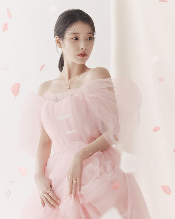 IU Exudes Romantic Image in New Pictorial