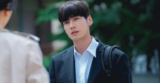 This actor played adult scenes with both female lead and second female lead of a K-drama