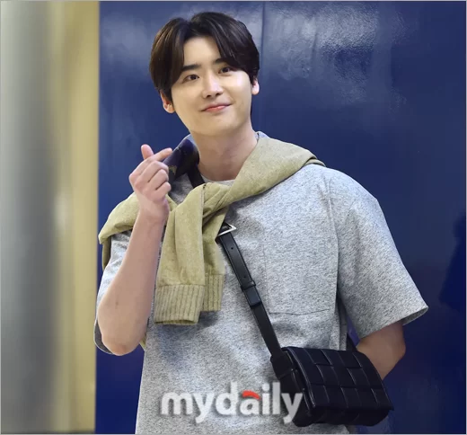 Lee Jong Suk and IU’s “couple bag” is as expensive as a small car
