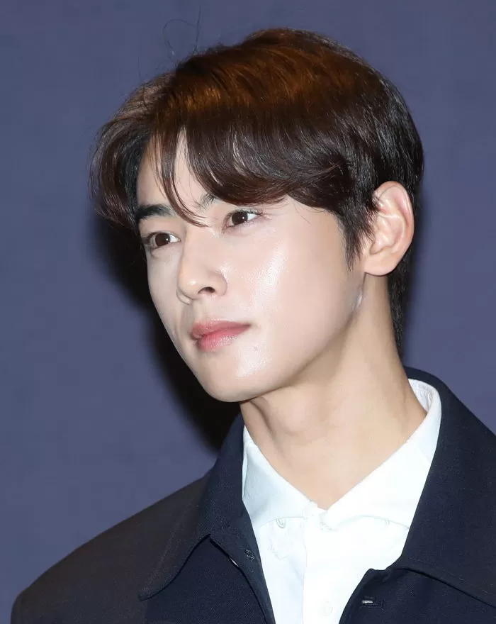 “Visual god” Cha Eun Woo overshadows Lee Seung Gi at his own wedding