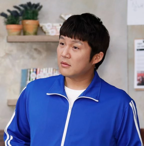 G-Dragon sent sneakers and various gifts to “this” celebrity colleague