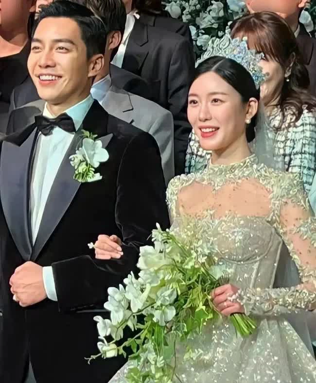 Lee Seung Gi and Lee Da In’s wedding receives negative criticism for a number of contradictions in their wedding ceremony