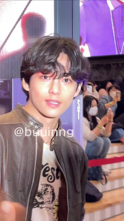 BTS’s V Looks Flawless, Even In These 10 Unedited Phone Camera Pictures