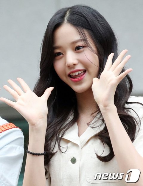 DIVEs Defend IVE Jang Wonyoung From People Criticizing How She Eats Chicken