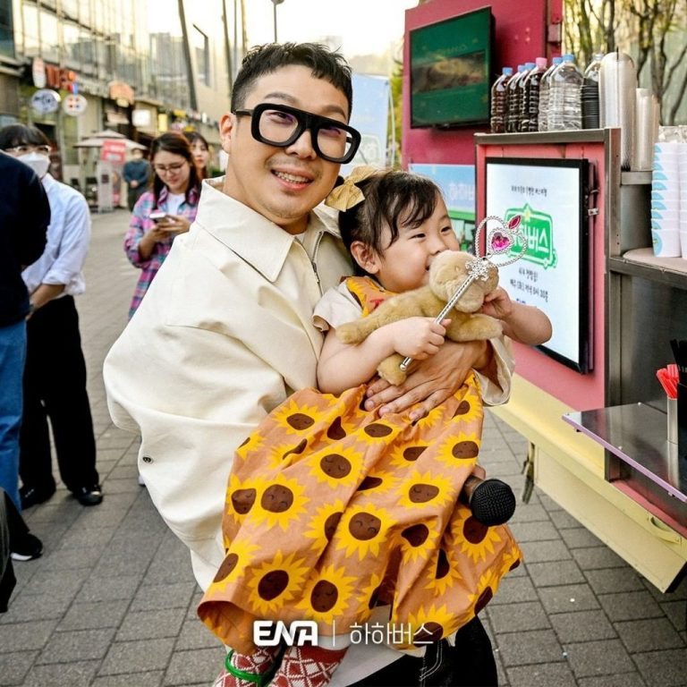 Haha, Byul and their youngest daughter held a touching street event on “Haha Bus”