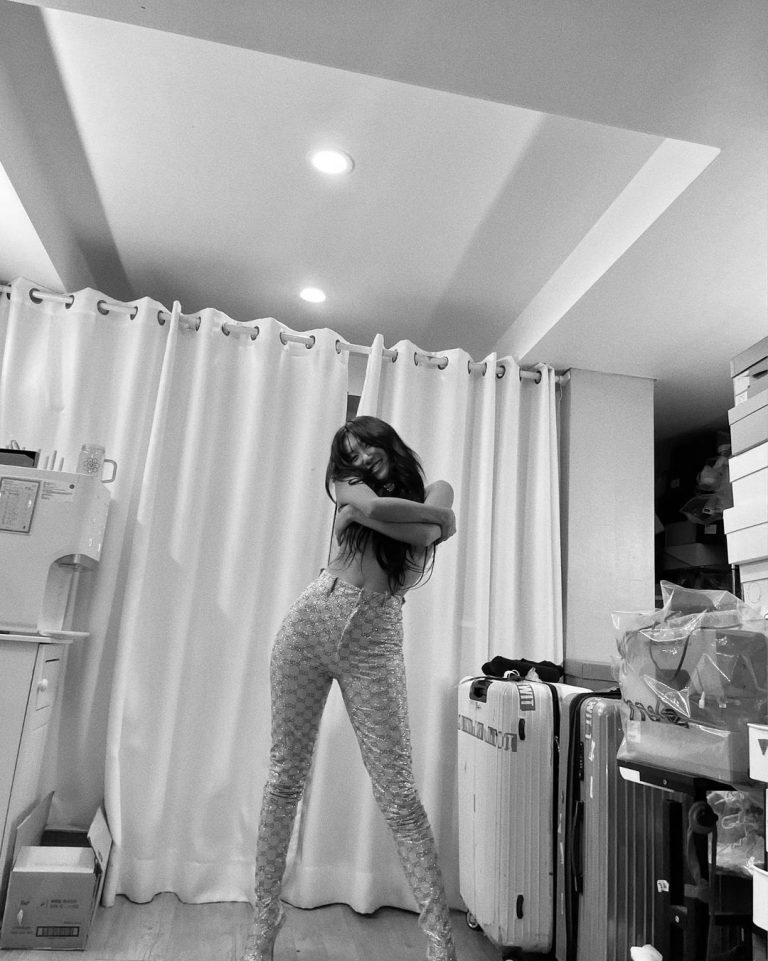 MAMAMOO Hwasa Shows Off Curves in New SNS Photos