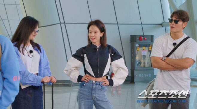 ‘Youthful’ Song Ji Hyo Shocks Yoo Jae Suk With Her Belly-exposing Airport Fashion