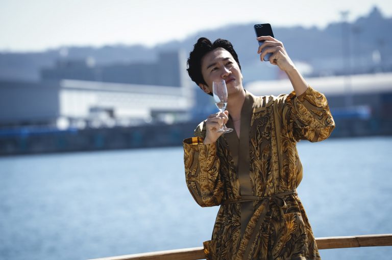 Lee Kwang Soo Exudes Chilling Power As Doh Kyung Soo’s Ruthless VIP Client In “The Manipulated”