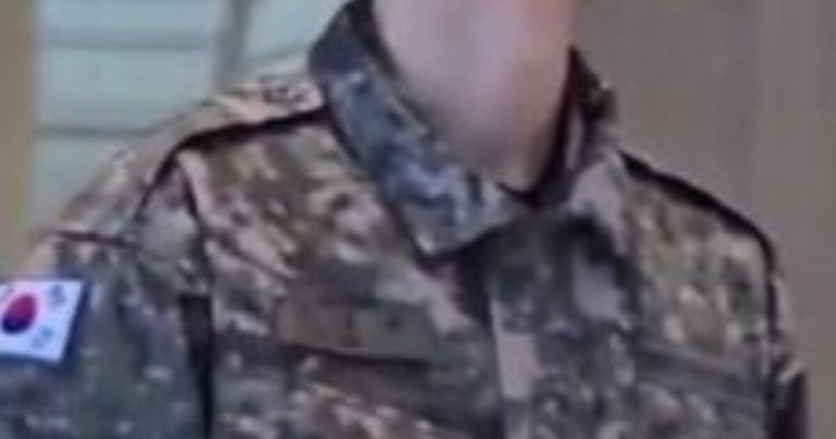 Cha Eunwoo Spotted Working In Full Uniform, Visuals Spark Massive Reactions