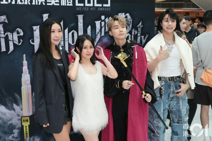 Unknown Singer Gains Sudden Fame After Wardrobe Surprise at Event