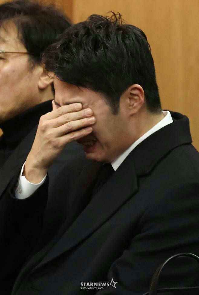 Jung Il-woo Breaks Down in Tears at Farewell to ‘Grandfather’ Lee Soon-jae: “I Love You, Grandpa”