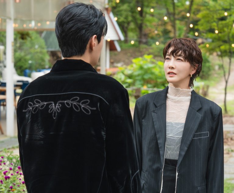Kim Hee Sun And Han Hye Jin Witness Tense Encounter Between Jin Seo Yeon’s Ex-Boyfriend And Current Love Interest In “No Next Life”