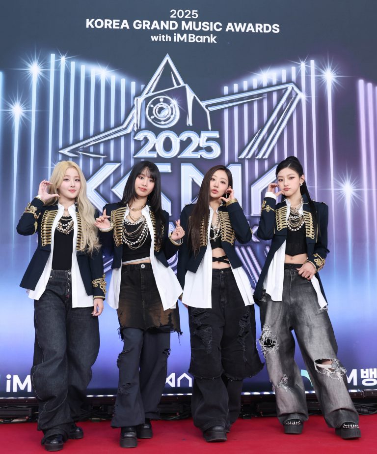 Stars Shine On The Red Carpet At 2025 KGMA Day 2