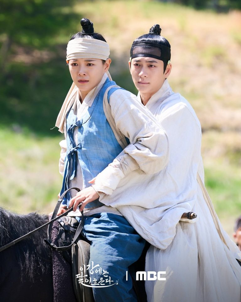 Kang Tae Oh And Kim Se Jeong Fight A Group Of Bandits In “Moon River”