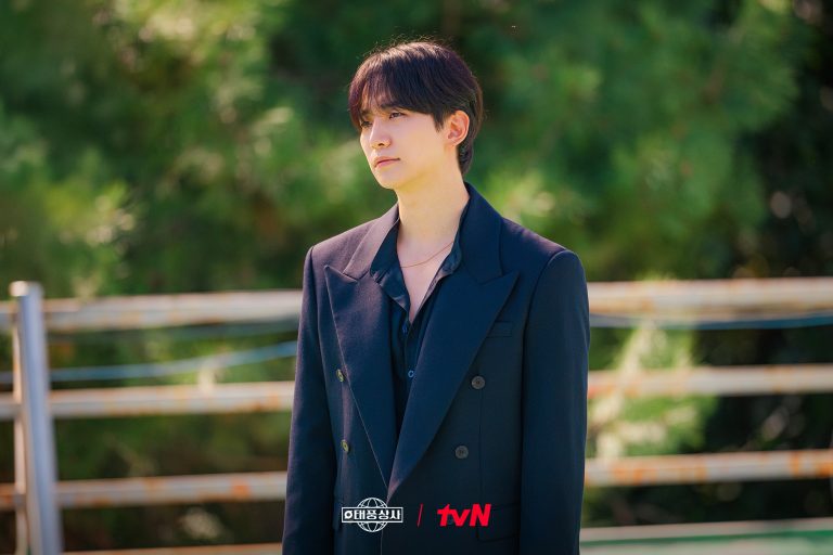 Lee Junho Tries To Save A Bankrupt CEO’s Life On “Typhoon Family”