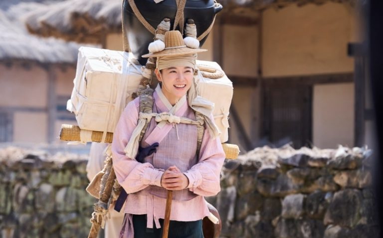 Kim Se Jeong Wins Over Customers With Her Clever And Unconventional Sales Skills In “Moon River”