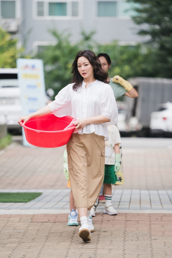 Kim Hee Sun Revives Her Home-Shopping Queen Instincts At A Kindergarten Flea Market In “No Next Life”