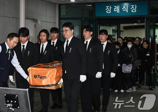 Korea’s Beloved “National Actor” Lee Soon-jae Laid to Rest as Junior Actors Mourn in Tears