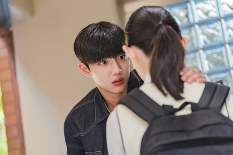 Cho Jun Young’s Sudden Action Startles Park Ji Hu In “Spirit Fingers”