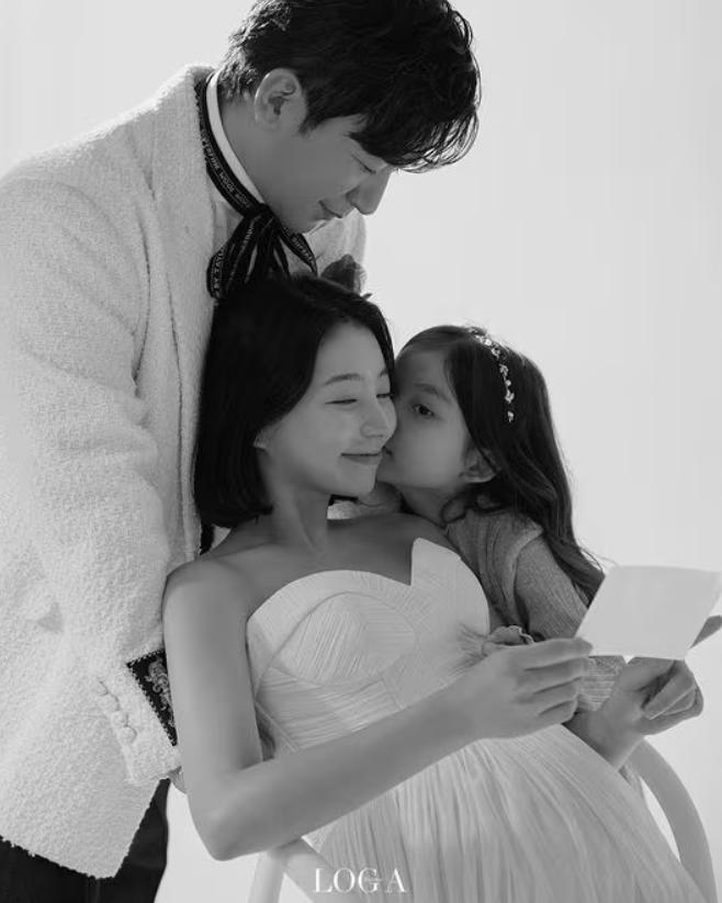 Shinhwa’s Lee Min Woo Shares Lovely Maternity Photos With Pregnant Fiancee & Her 6-Year-Old Daughter