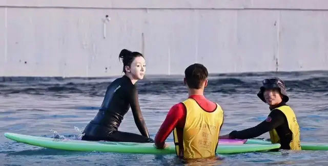Wu Jinyan and Hong Yao Spotted on Beach Getaway After 5 Months of Rumored Marital Strain