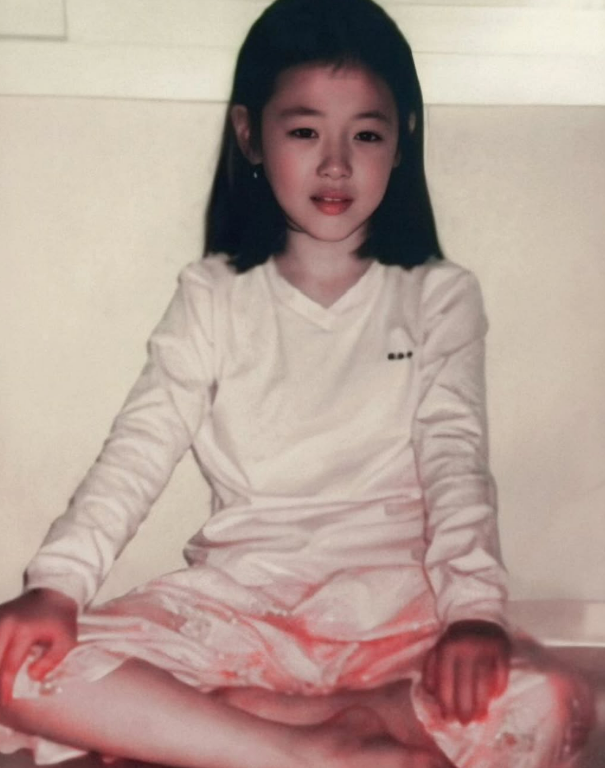 Late f(x)’s Sulli’s Unreleased Childhood Photo Revealed — “Why Are You Crying So Sadly With a Smiling Face?”