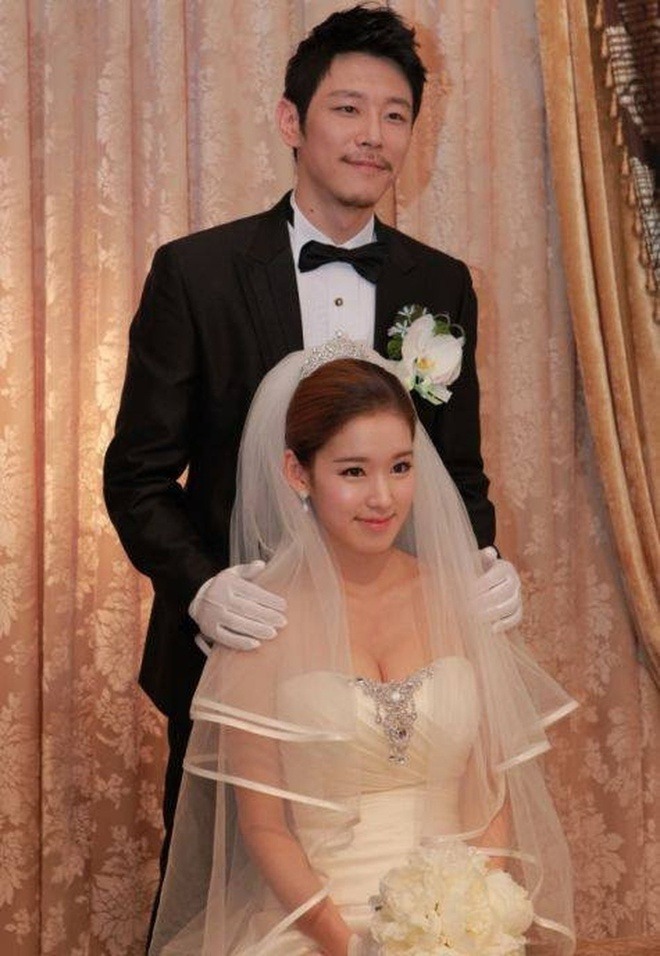 Bill Stax Announces Second Divorce With “Cool” Court Photo, Faces Backlash