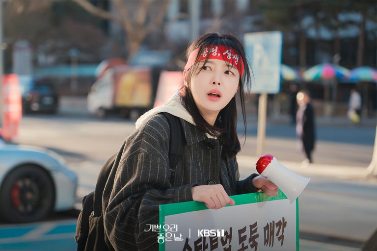 Moon Hee Kyung Throws Water At Yoon Da Young As Yoon Jong Hun Watches In Concern In “Our Happy Days”