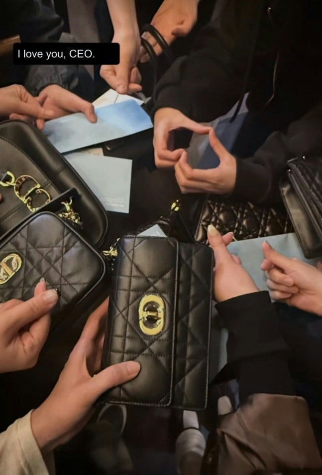 BLACKPINK’s Jisoo Gifts Dior Bags to Staff, Showcases CEO “Flex”