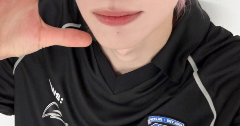 5th-Gen “Visual” Idol Draws Attention For His Strikingly Good-Looking Parents