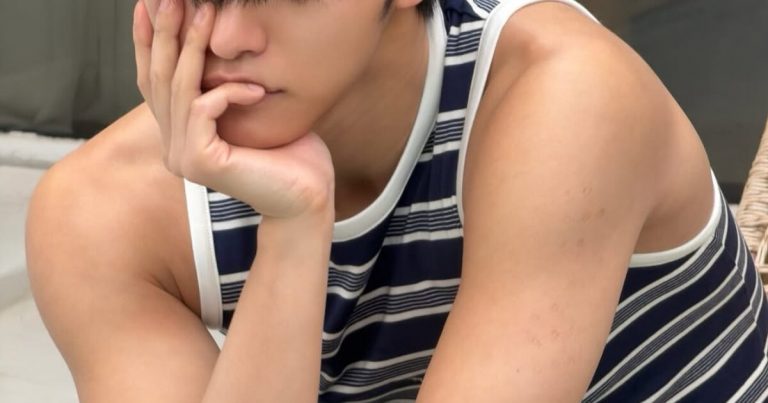 4th Gen Male Idol Dies Inside After Blatantly Rejecting A Fan’s Love In Front Of Thousands Of Others